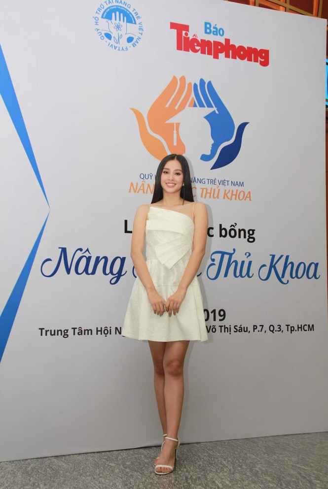 Hoa hậu Tiểu Vy tinh khôi váy trắng giao lưu với các tân thủ khoa - ảnh 3