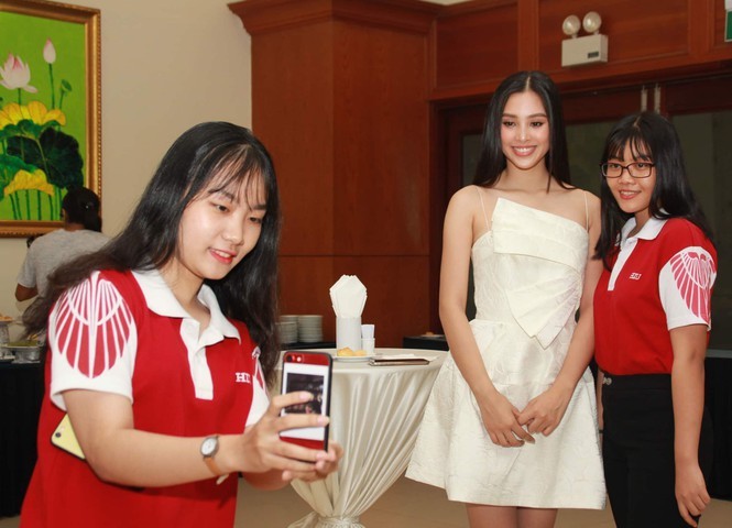 Hoa hậu Tiểu Vy tinh khôi váy trắng giao lưu với các tân thủ khoa - ảnh 1