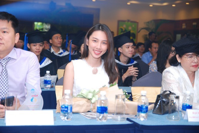 Hoa hậu Tiểu Vy tinh khôi váy trắng giao lưu với các tân thủ khoa - ảnh 6