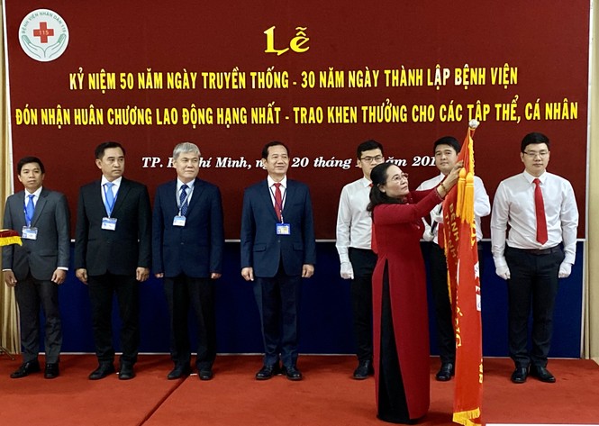 Bệnh viện Nhân dân 115 vinh dự đón nhận Huân chương Lao động hạng Nhất - ảnh 1