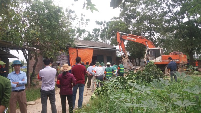 Hơn 150 người 'cưỡng chế' thành công 12.000 con gà - ảnh 1