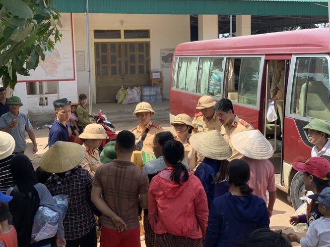 Tuổi trẻ Bình Dương và Bình Phước về miền Trung khắc phục sau thiên tai - ảnh 9