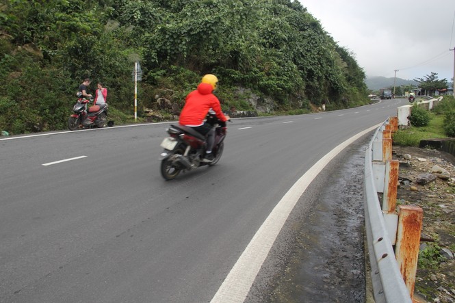 bốc đầu xe, phong nhanh vượt ẩu, thót tim xem nhóm người phóng ẩu, bốc đầu xe trên đèo Hải Vân - ảnh 1