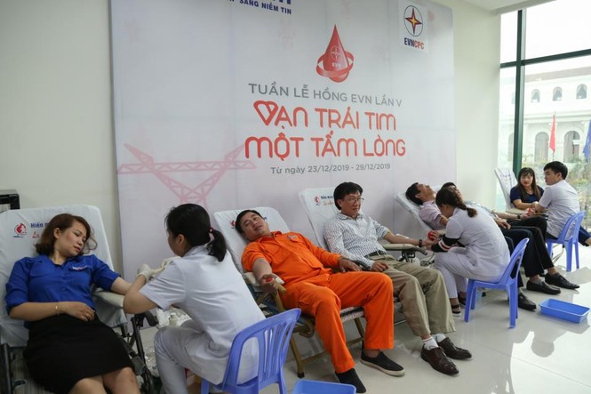 Tuần lễ hồng EVN thu hơn 400 đơn vị máu chia sẻ với người bệnh - ảnh 1