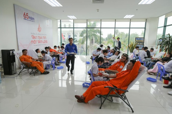 Tuần lễ hồng EVN thu hơn 400 đơn vị máu chia sẻ với người bệnh - ảnh 3