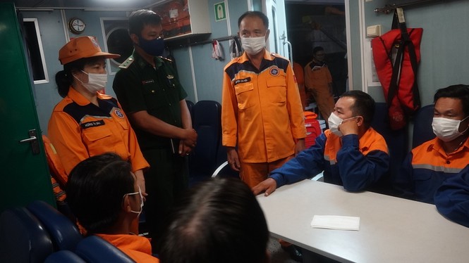 Kịp thời cứu 7 ngư dân giữa biển đêm trước khi tàu cá chìm - ảnh 1