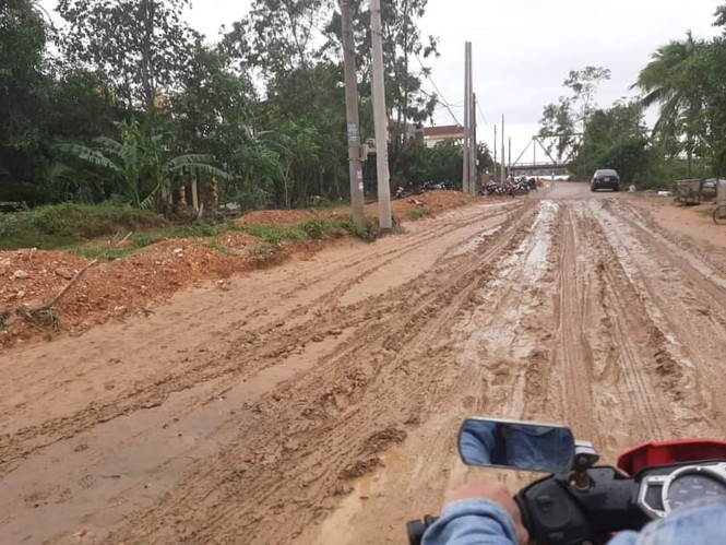 Nước lũ rút, dân Quảng Trị khổ sở vật lộn với bùn non - ảnh 4