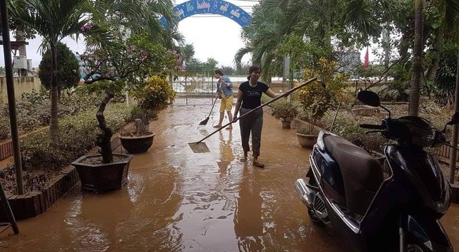 Nước lũ rút, dân Quảng Trị khổ sở vật lộn với bùn non - ảnh 7
