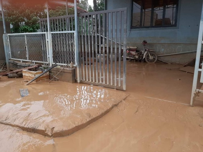 Nước lũ rút, dân Quảng Trị khổ sở vật lộn với bùn non - ảnh 1