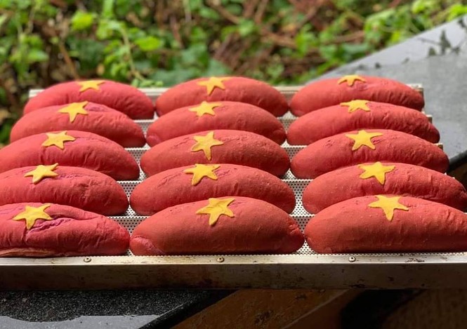 Bánh mì yêu nước ấm lòng người khó khăn - ảnh 1