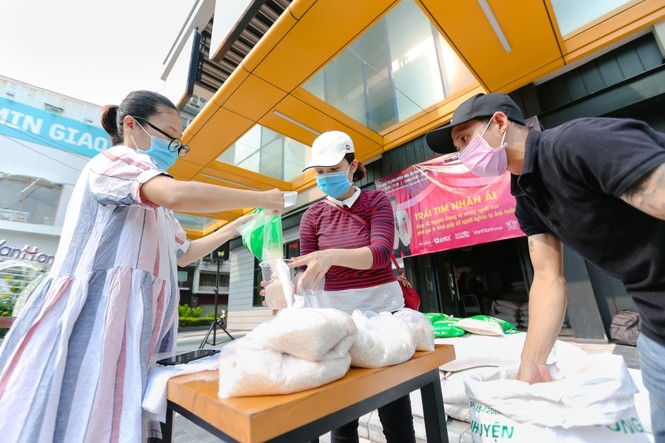 Sao Việt 24H: MC Nguyên Khang nói về quan điểm tặng gạo, “Người Ấy Là Ai” trở lại mùa 3 - ảnh 2
