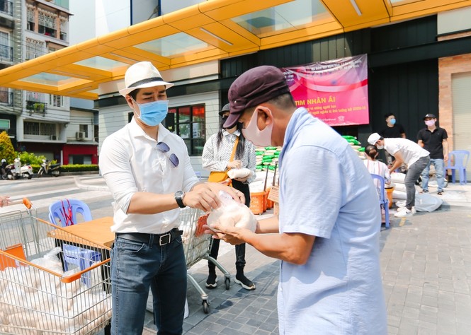 Sao Việt 24H: MC Nguyên Khang nói về quan điểm tặng gạo, “Người Ấy Là Ai” trở lại mùa 3 - ảnh 1