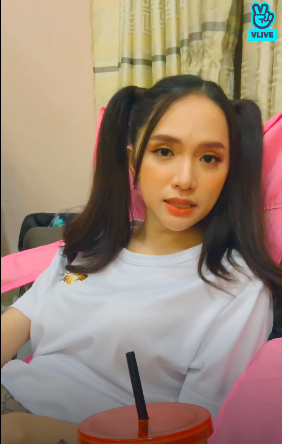Hương Giang livestream để “mukbbang”, fan “lầy lội” chỉ hỏi về 7 hằng đẳng thức đáng nhớ - ảnh 2