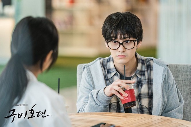 Kim Bum đầy rạng rỡ khác hẳn vẻ nguy hiểm trước đó ở hậu trường