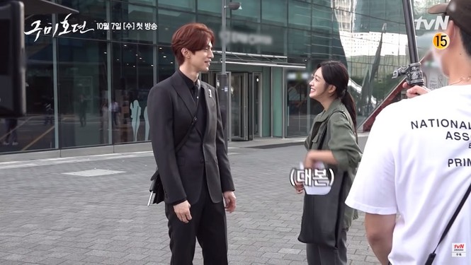 Kim Bum đầy rạng rỡ khác hẳn vẻ nguy hiểm trước đó ở hậu trường