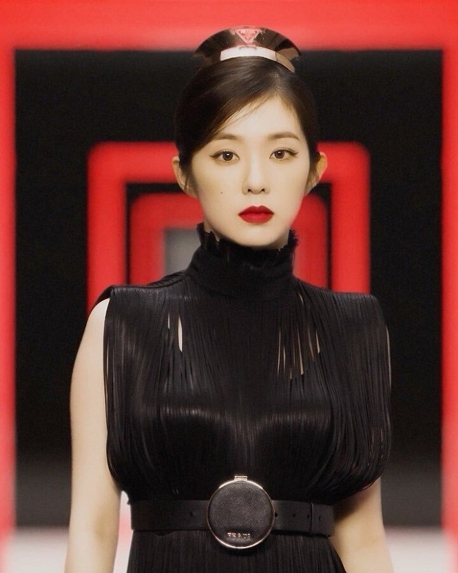 Nhọ như Prada, hết Chanyeol, Irene đến Trịnh Sảng vừa làm đại diện lại