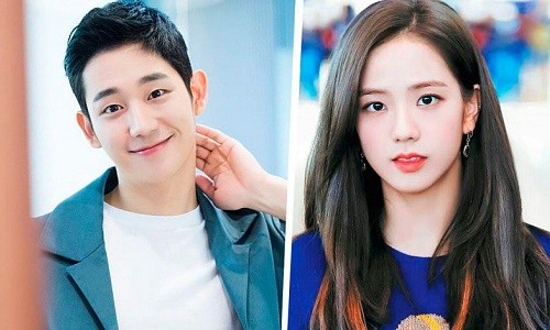 Jisoo (BLACKPINK) lộ ảnh hậu trường với trang phục thập niên 80 nhí nhảnh bên cạnh Jung Hae In - ảnh 1
