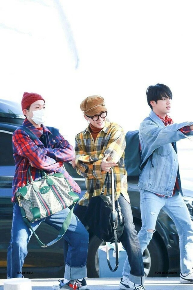 Túi hàng hiệu của BTS: Những chiếc túi sành điệu của nhóm BTS - ảnh 8