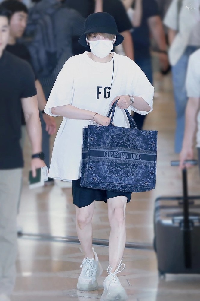 Túi hàng hiệu của BTS: Những chiếc túi sành điệu của nhóm BTS - ảnh 7