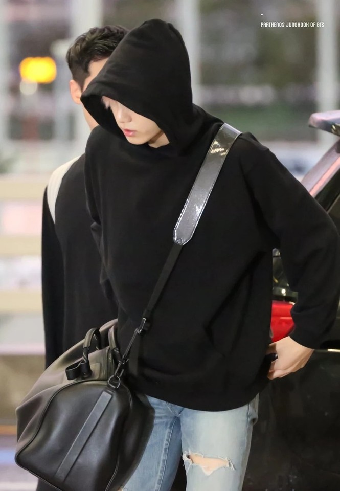 Túi hàng hiệu của BTS: Những chiếc túi sành điệu của nhóm BTS - ảnh 6