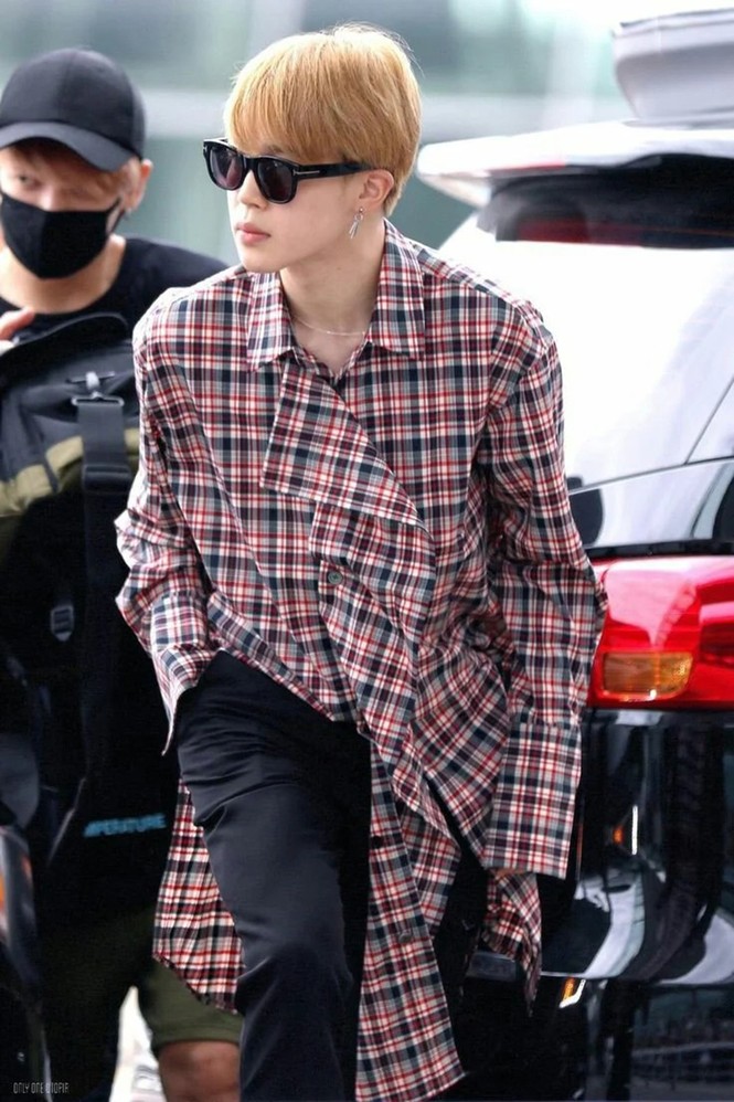 Các kiểu mắt kính của Jimin BTS: Hiếm sao nào có khuôn mặt hợp với các loại kính như Jimin - ảnh 7