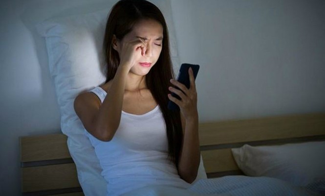 Những thói quen tưởng chẳng có hại gì mấy, lại có thể khiến da mặt bạn xấu đi - ảnh 2