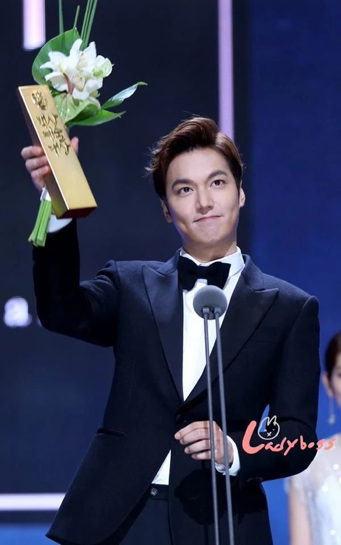 Ngắm Lee Min Ho trong các bộ suit để thấy nhan sắc cực phẩm của anh xứng hàng