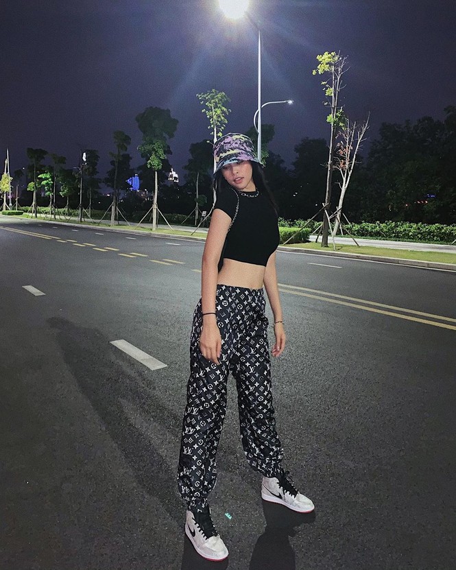 Thời trang sao Việt tuần qua: Crop-top vs đồ jeans - team mát mẻ vs team chống nắng? - ảnh 4