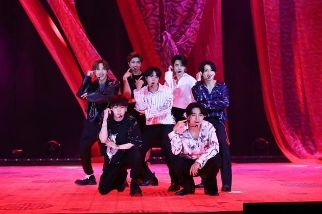 Concert trực tuyến của BTS hút hơn 750.000 khán giả, doanh thu hơn 480 tỷ đồng - ảnh 1