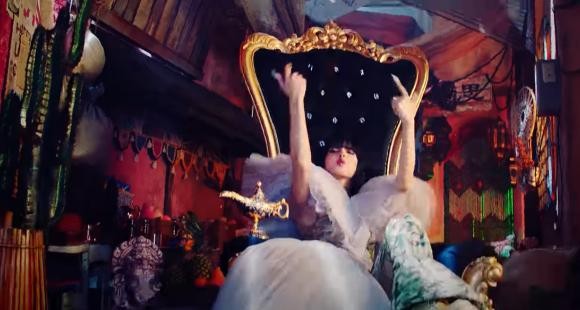 Sau làn sóng chỉ trích dữ dội từ fan Ấn Độ, YG đã chỉnh sửa lại MV How You Like That - ảnh 1