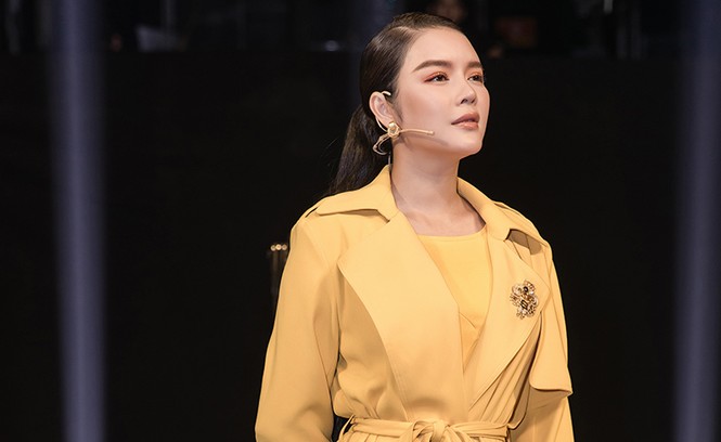 Lý Nhã Kỳ diện cây hàng hiệu nổi bật trên ghế nóng - ảnh 1