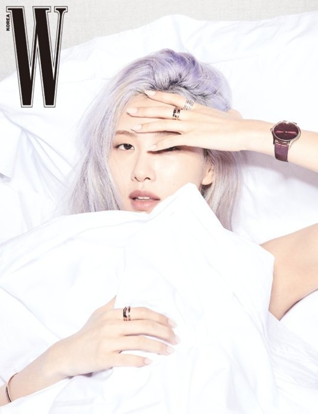 Rosé (BLACKPINK) lại có bộ ảnh siêu đẹp trên W tháng 8 với mái tóc tím khói thần thánh - ảnh 1