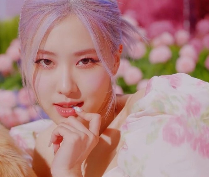 Diện váy Moschino xinh như công chúa nhưng Rosé BLACKPINK chỉ dùng mỹ phẩm bình dân - ảnh 2