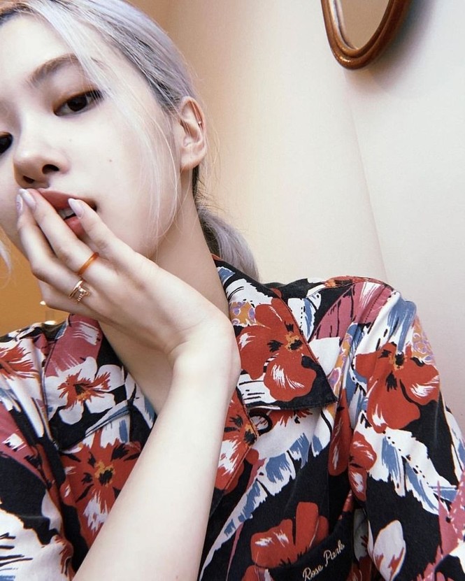 Tưởng Rosé và JB GOT7 “đụng hàng” mà hóa ra chiếc áo có điểm đặc biệt không thể mặc lẫn - ảnh 2