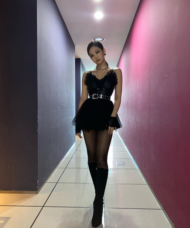 “Thiên nga đen” Jennie khiến các “tín đồ” của màu đen phát cuồng vì bộ váy quá đỉnh! - ảnh 3