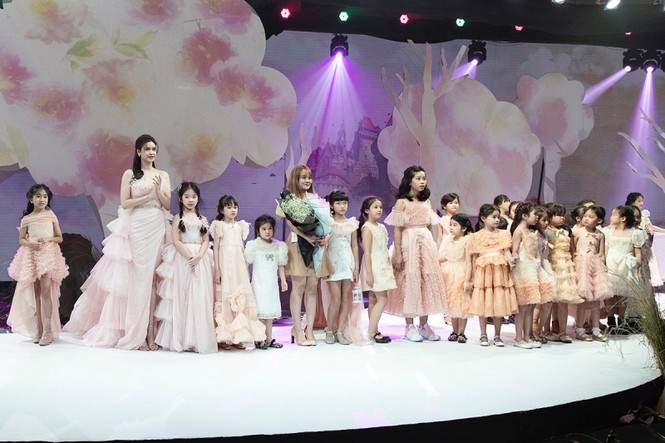 Trương Quỳnh Anh diện đầm hồng công chúa ngọt ngào, làm vedette trong show thời trang - ảnh 1