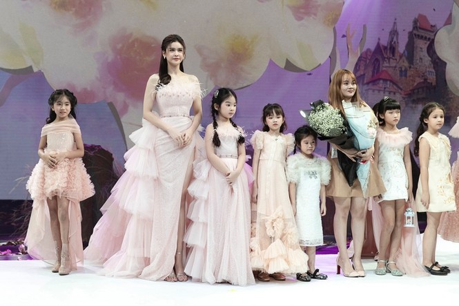 Trương Quỳnh Anh diện đầm hồng công chúa ngọt ngào, làm vedette trong show thời trang - ảnh 8