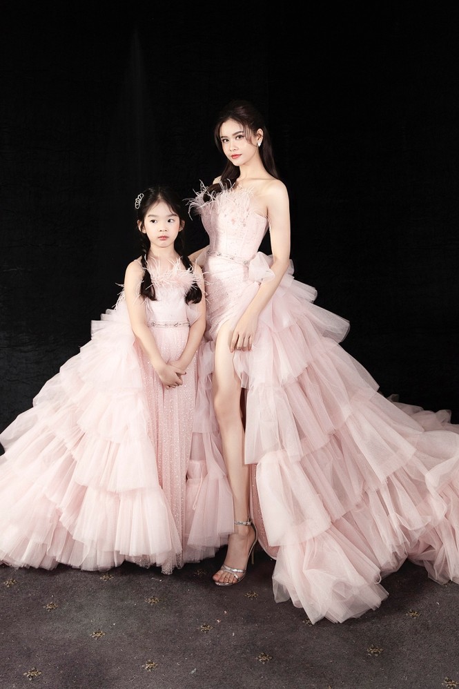 Trương Quỳnh Anh diện đầm hồng công chúa ngọt ngào, làm vedette trong show thời trang - ảnh 4