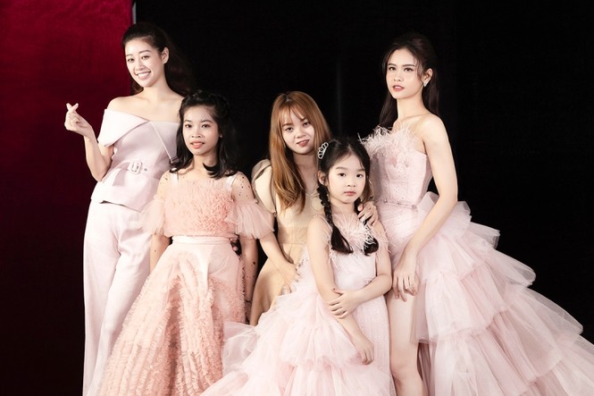 Trương Quỳnh Anh diện đầm hồng công chúa ngọt ngào, làm vedette trong show thời trang - ảnh 7