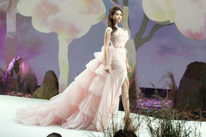Trương Quỳnh Anh diện đầm hồng công chúa ngọt ngào, làm vedette trong show thời trang - ảnh 6