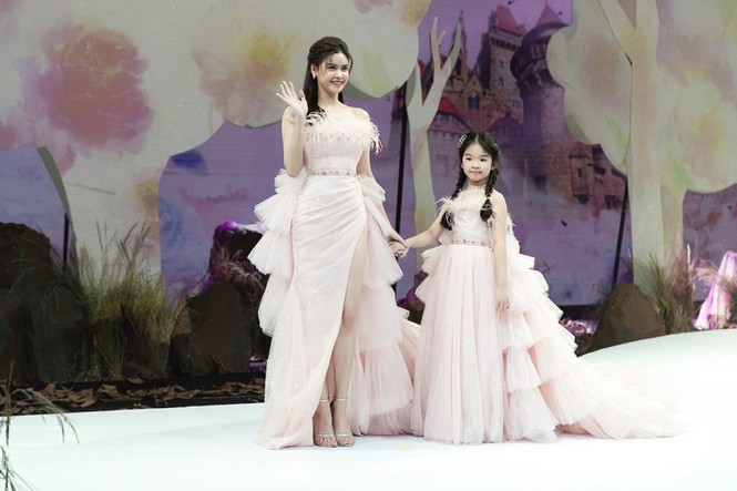 Trương Quỳnh Anh diện đầm hồng công chúa ngọt ngào, làm vedette trong show thời trang - ảnh 5