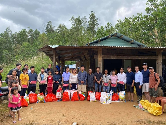 Hoa hậu H’Hen Niê lội bùn, trực tiếp đến thăm nạn nhân vụ sạt lở đất ở tỉnh Quảng Nam - ảnh 5