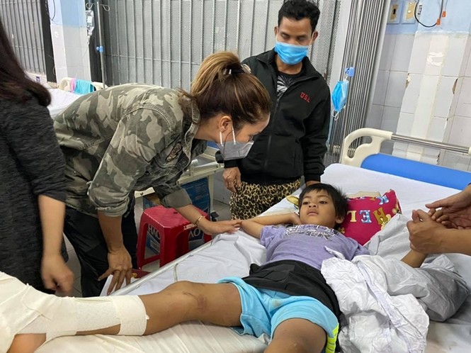 Hoa hậu H’Hen Niê lội bùn, trực tiếp đến thăm nạn nhân vụ sạt lở đất ở tỉnh Quảng Nam - ảnh 3