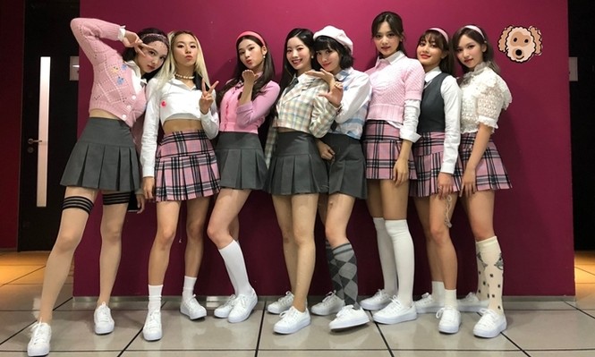 Cũng cắt bỏ nửa chiếc áo blazer giá 75 triệu, nhưng stylist của TWICE bị chê mix đồ xấu - ảnh 1