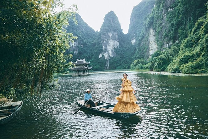Đỗ Mỹ Linh leo 500 bậc thang của Hang Múa để có bộ ảnh thời trang đẹp đắm say mê mẩn - ảnh 9