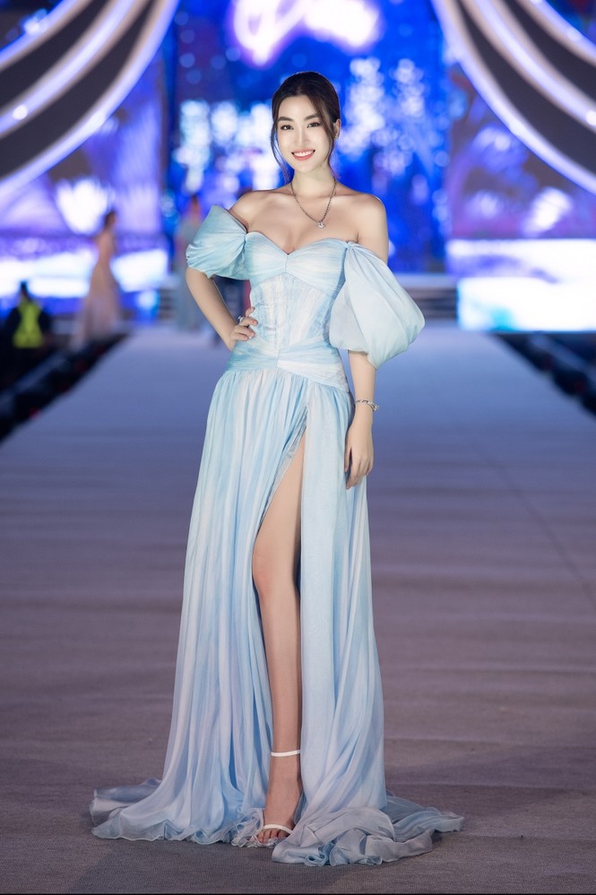 Tiểu Vy, Mỹ Linh, Lương Thuỳ Linh khoe vai trần & chân dài cực phẩm đêm thi Người đẹp Biển - ảnh 5