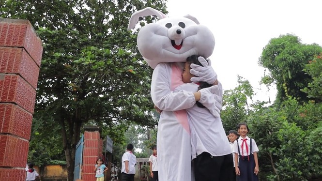 Dự án Nhân ái của Hoa Hậu Việt Nam đưa sách tới cho các em nhỏ ở trường Tiểu học Bù Cà Mau - ảnh 4