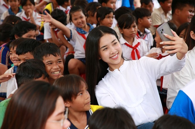 Dự án Nhân ái của Hoa Hậu Việt Nam đưa sách tới cho các em nhỏ ở trường Tiểu học Bù Cà Mau - ảnh 5