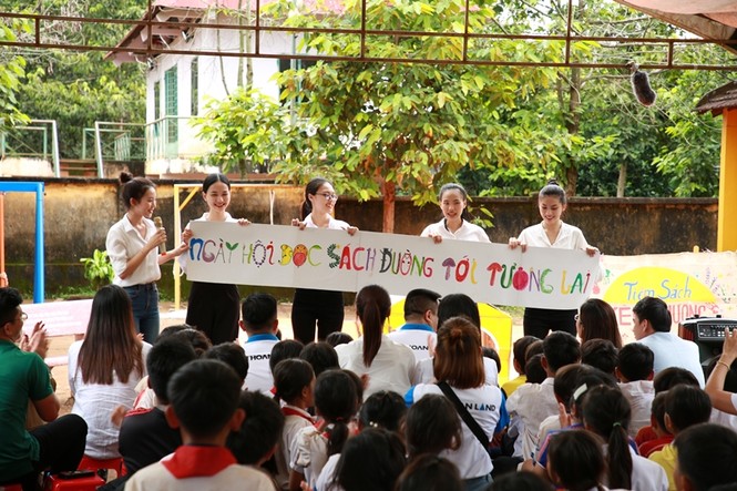 Dự án Nhân ái của Hoa Hậu Việt Nam đưa sách tới cho các em nhỏ ở trường Tiểu học Bù Cà Mau - ảnh 3