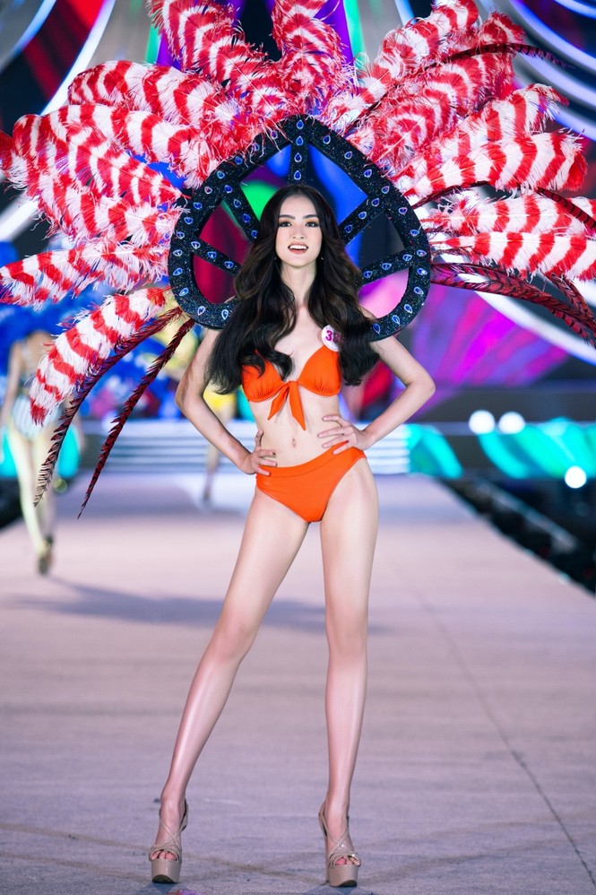 Top 35 Hoa Hậu Việt Nam biến sân khấu thành lễ hội carnival trong phần thi Người đẹp Biển - ảnh 4